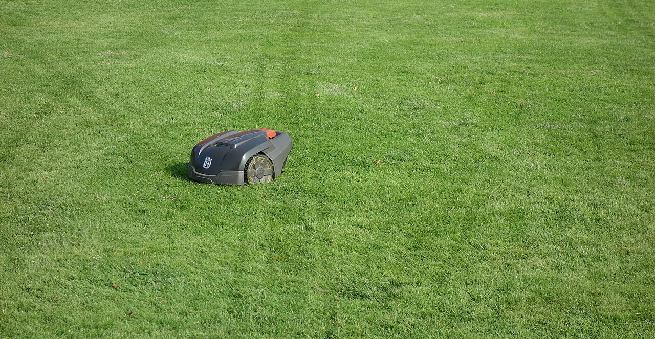 Husqvarna Automower 308 auf einer Rasenfläche